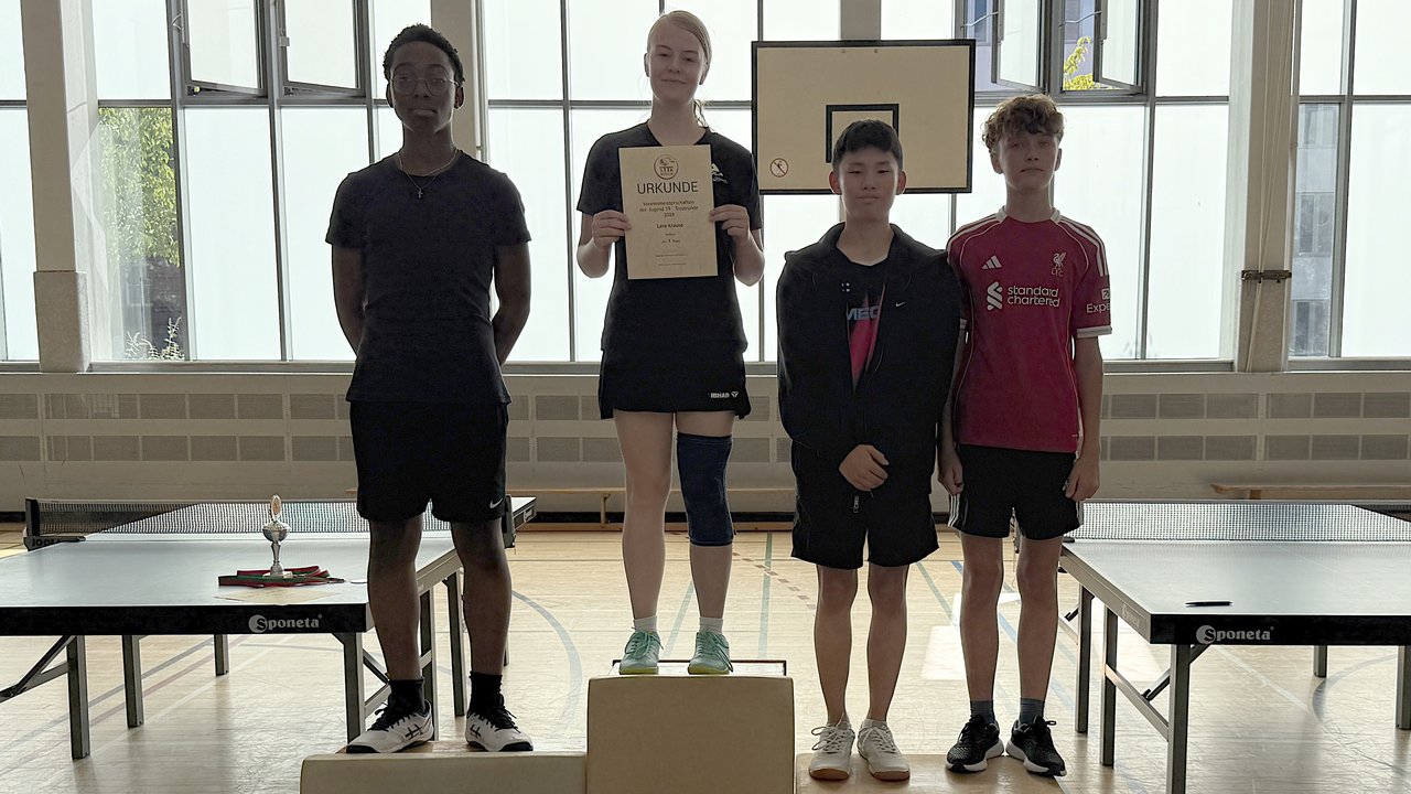 Siegerehrung Vereinsmeisterschaften Jugend 19 2025/2026 - Trostrunde: 1. Lara (2.v.l.) - 2. Charles (links) - 3. Stefan (rechts) und Junesuh