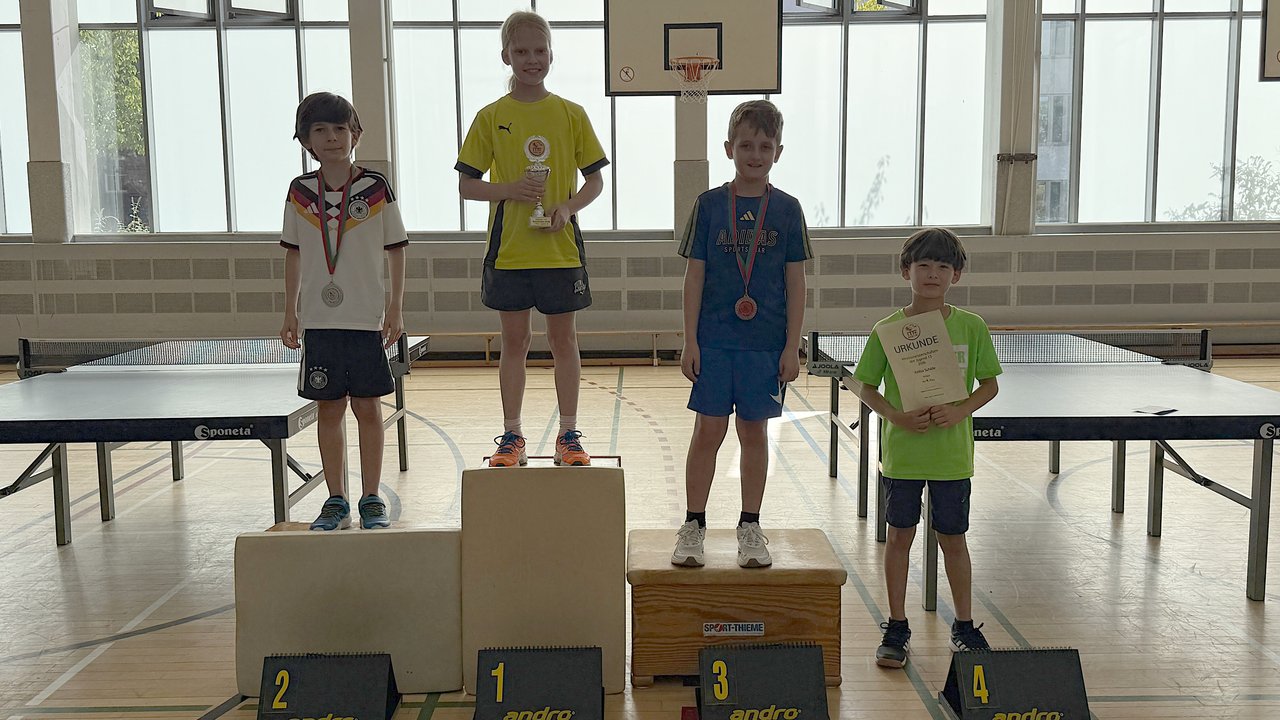 Siegerehrung Vereinsmeisterschaften Jugend 13 2025/2026: 1. Olivia (2.v.l.) - 2. Levi (links) - 3. Sven (2. v. r.) - 4. Justus (rechts)