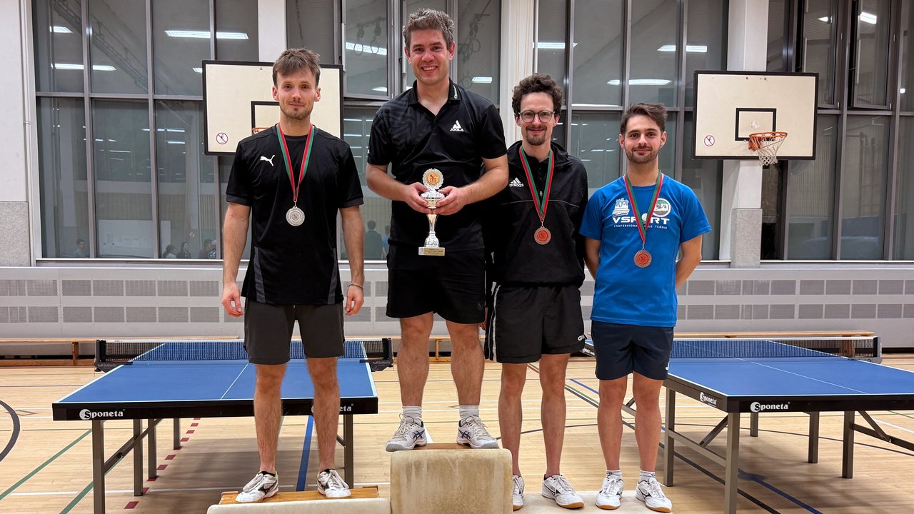 Siegerehrung Vereinsmeisterschaften Erwachsene Einzel 2025/2026: 1. Joshua (2.v.l.) - 2. Robin (links) - 3. Daniel (rechts) und Niccolo