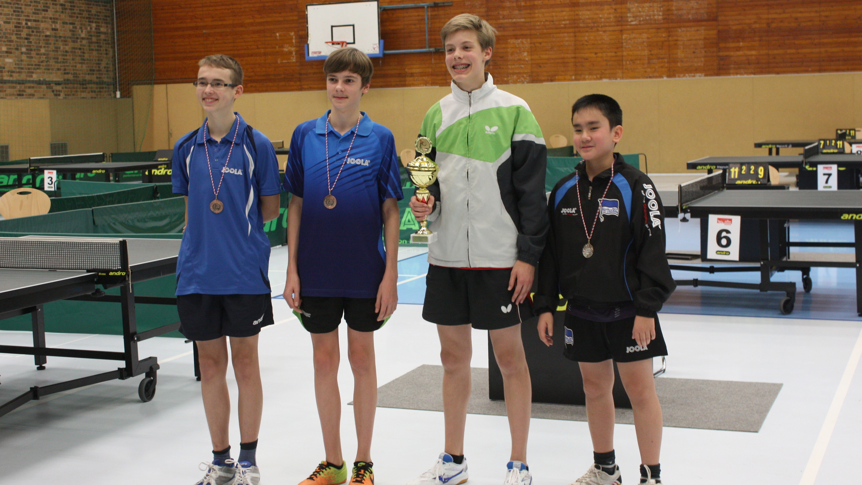 Siegerehrung A-Schüler Einzel (von links): 3. Platz Affelt, Roy und Wesling, Moritz (beide KSVA); 1. Platz Voßkühler, Benjamin (SCC); 2. Platz Hoang Thai, Nam (Hertha)