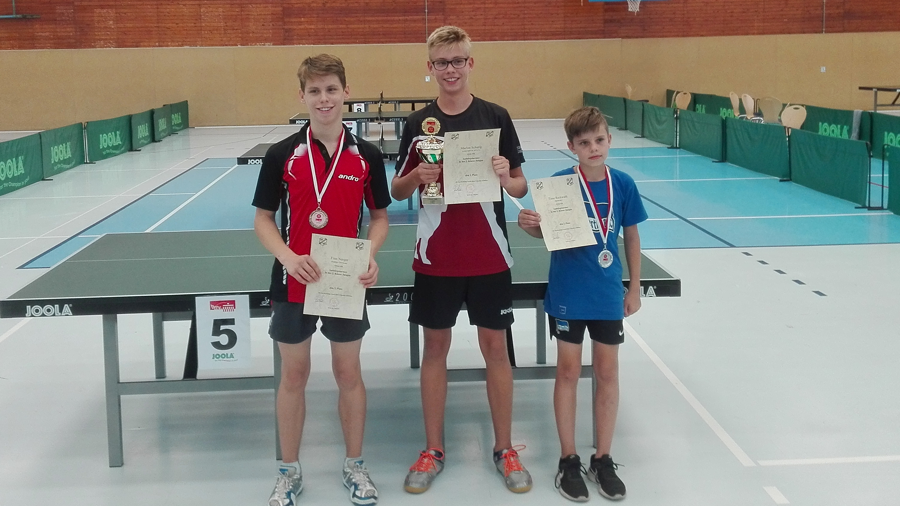 Siegerehrung 2. Klasse Jungen: Finn (links) wird Dritter (Foto: H. Hartmann)
