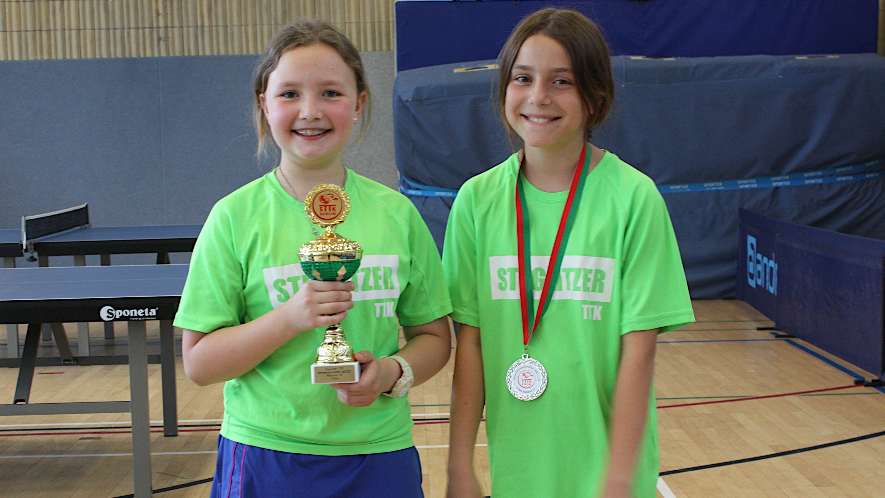 Siegerehrung Vereinsmeisterschaften der Mädchen 13 2021/2022: 1. Platz Nisa, 2. Platz Rüya (von links)