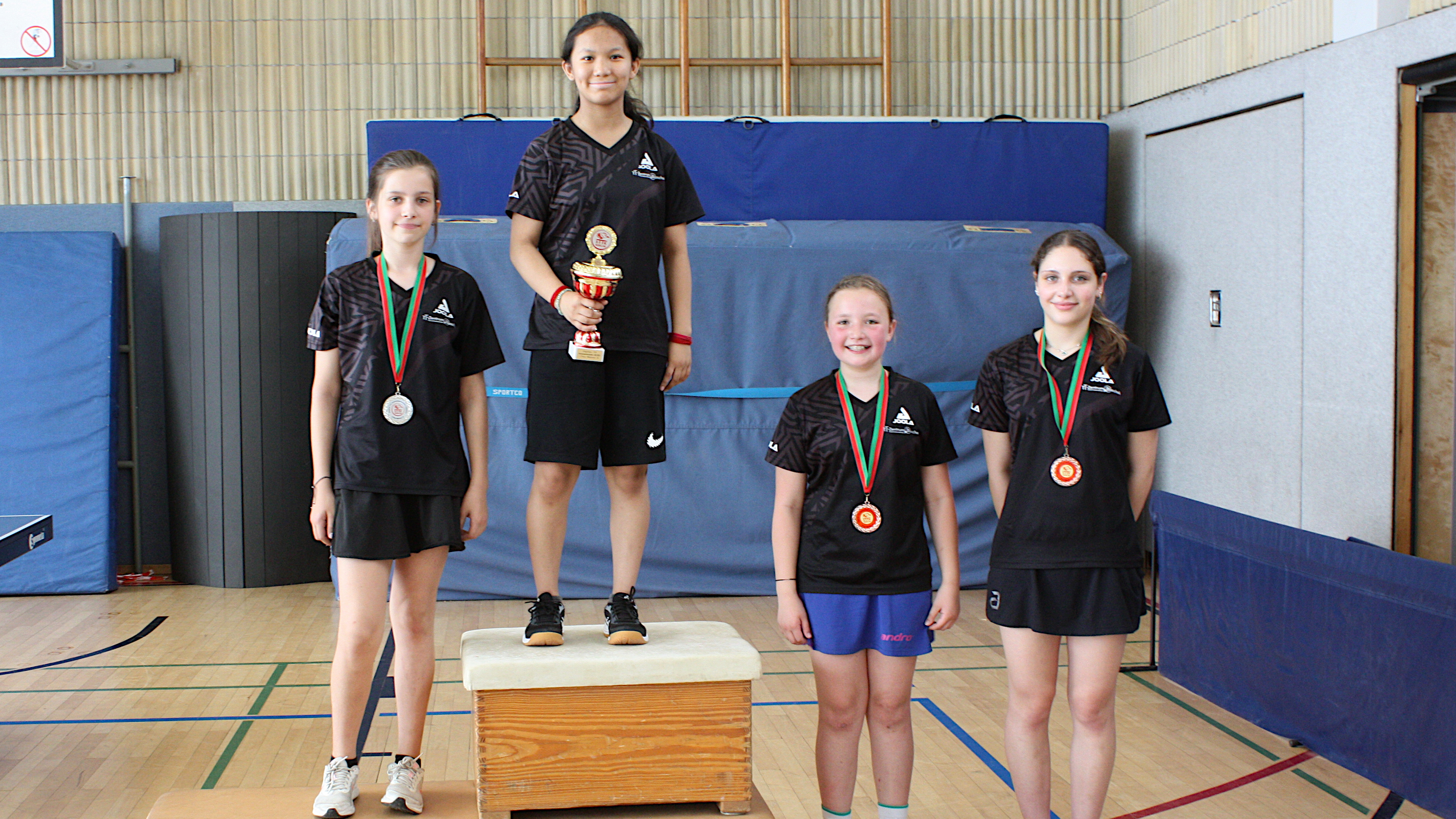 Siegerehrung Mädchen U19: 1. Platz Lhanze; 2. Platz Daniela (links); 3. Platz Nisa (2. v. r.); 4. Platz Aliki (rechts)