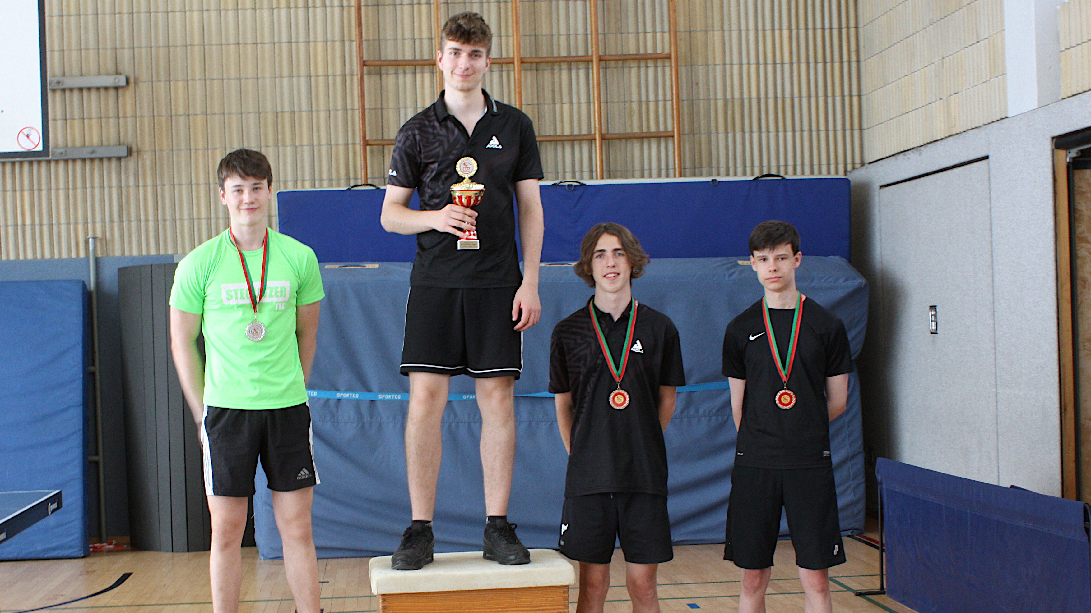 Siegerehrung Jungen U19: 1. Platz Timo; 2. Platz Fionn (links); 3. Platz Oscar(2. v. r.); 4. Platz Mads (rechts)